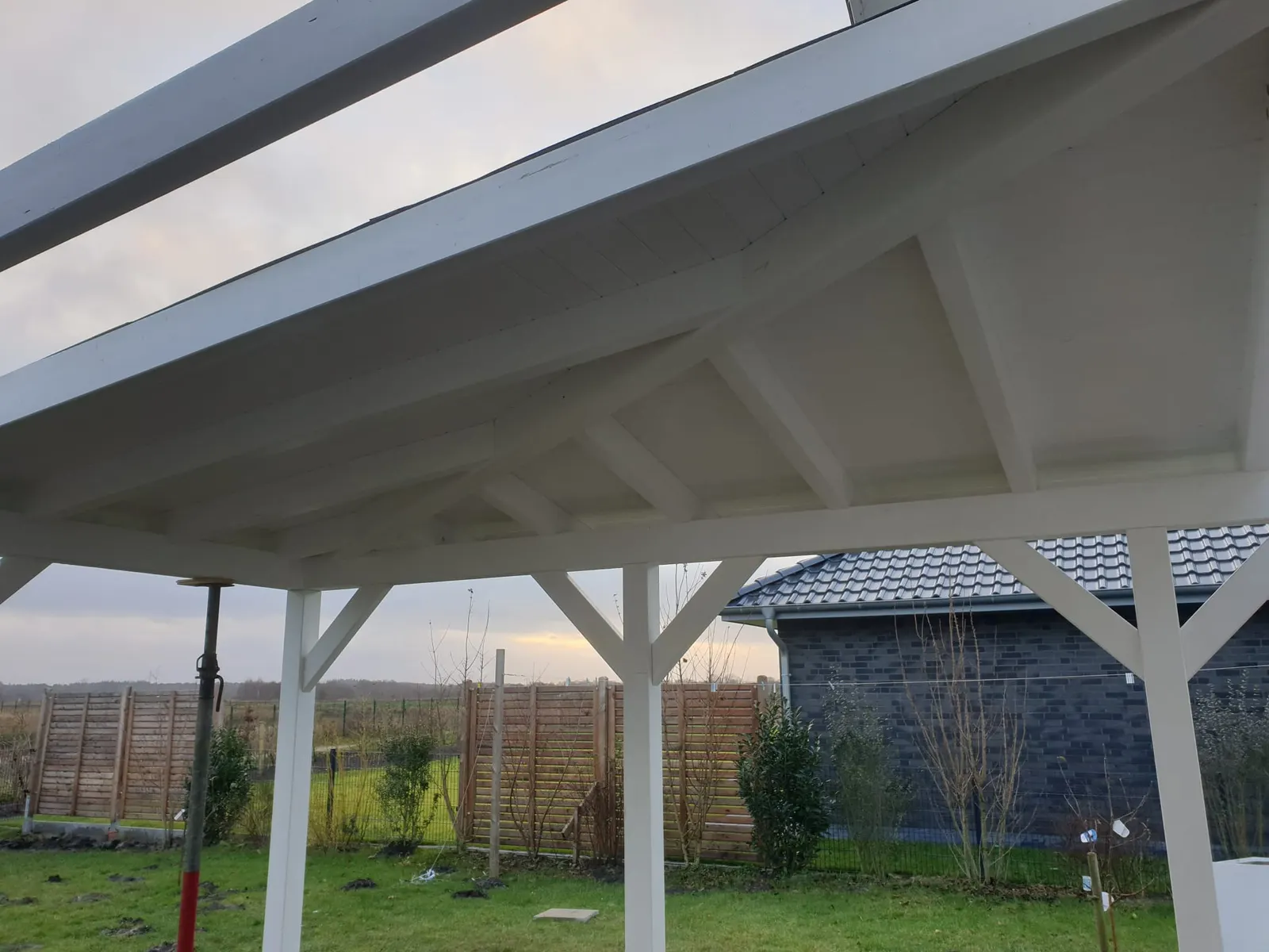 Gro&szlig;e Terrassen&uuml;berdachung aus Holz in Hooksiel
